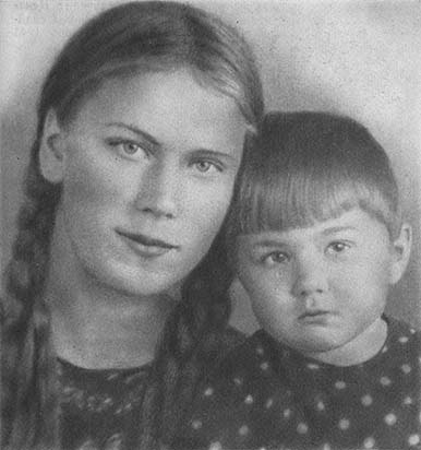 Photo of teenage Roza Shanina with one of her students